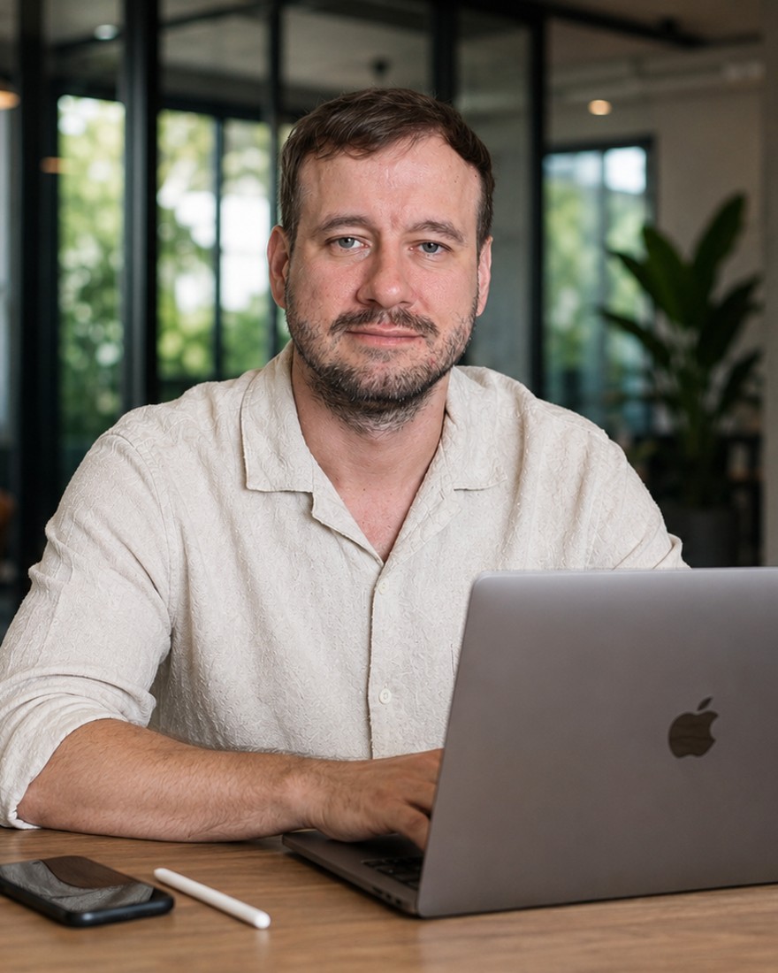 Сергей Клоков — Mobile Product Developer, за работой на Пхукете